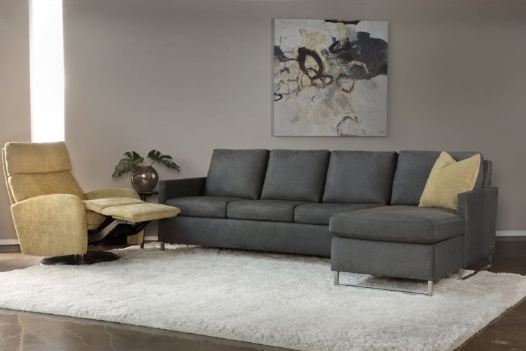 A room with right colour accent with recliner sofa 