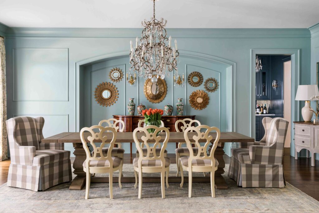 A dining room with decorative wall trim 