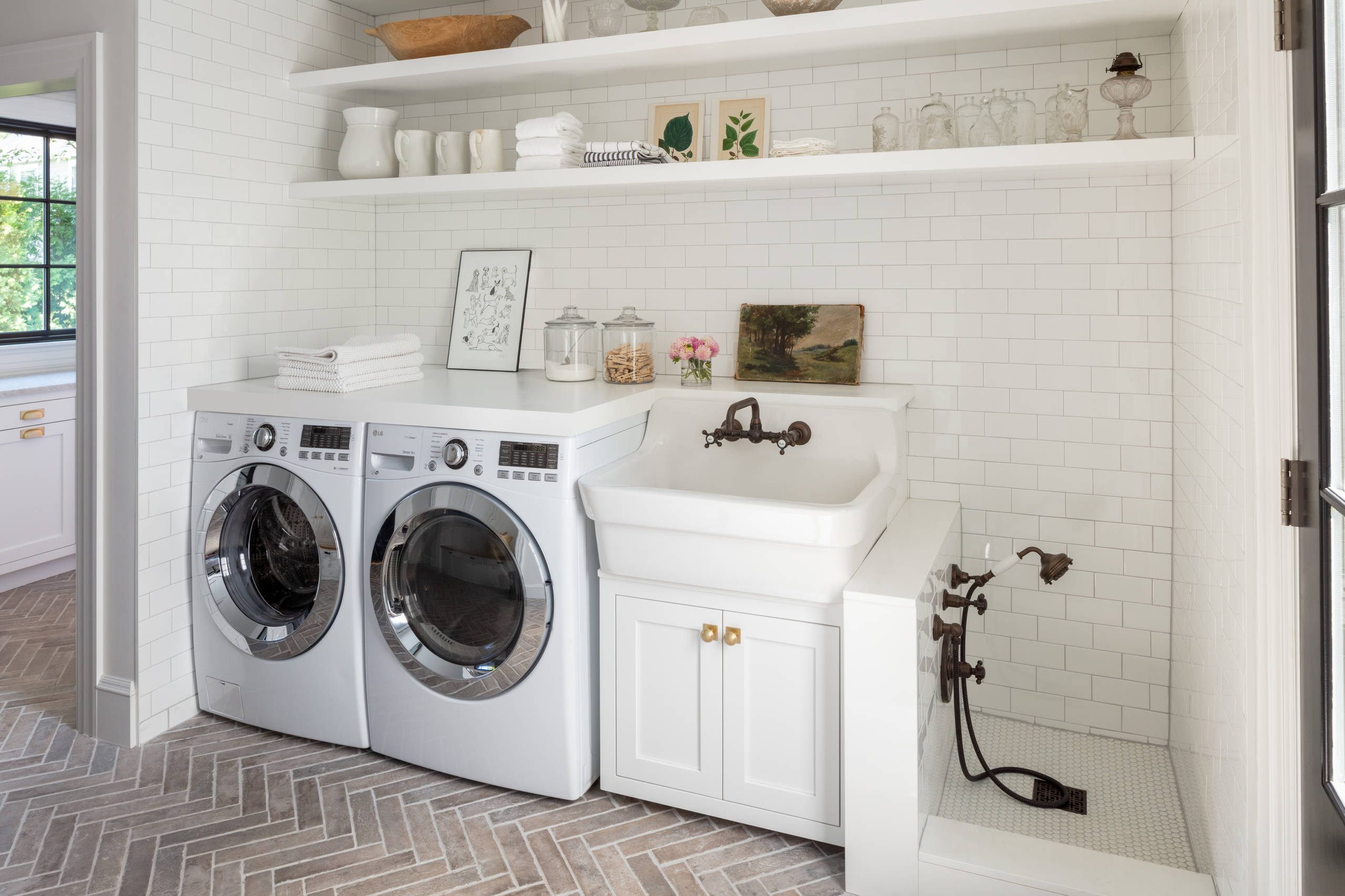 An outdoor laundry space with farmhouse sink 