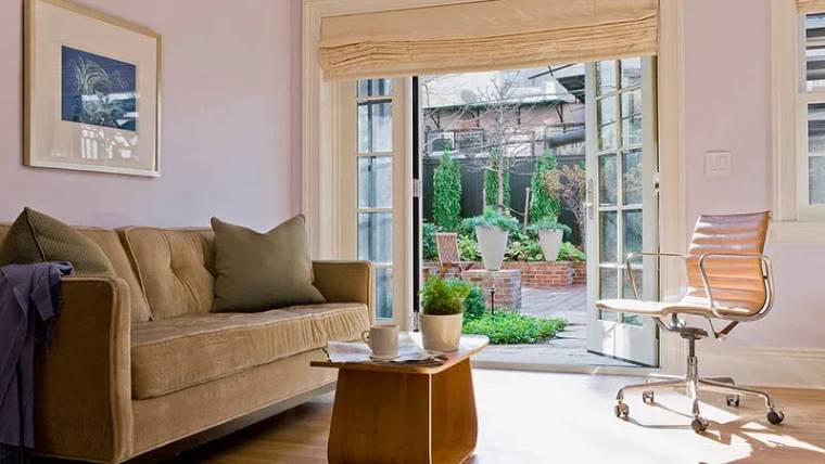 Sidelight picture window for ventilation in a living room