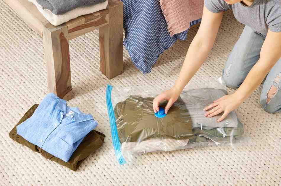 Vacuum sealed bag to store clothes