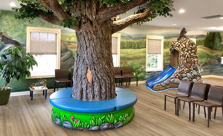 A tree in middle and some more indoor plants in waiting room