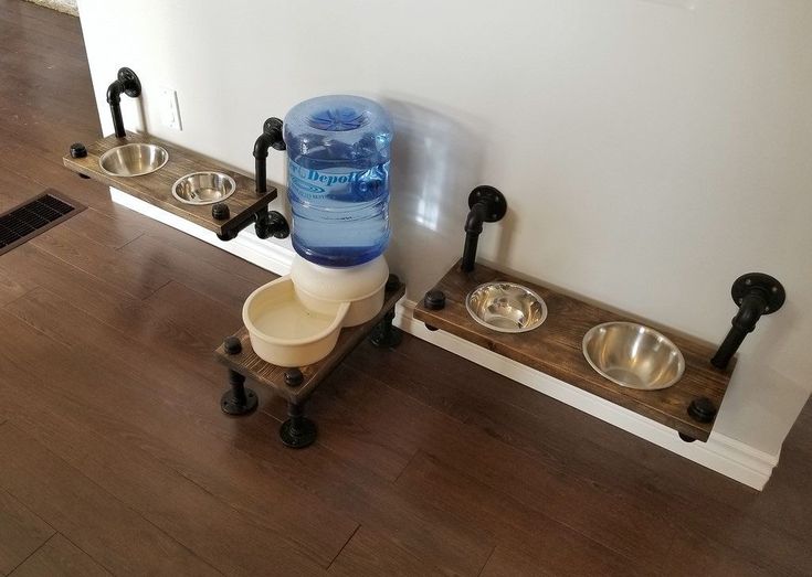 Wooden wall mounted feeding station for the cat
