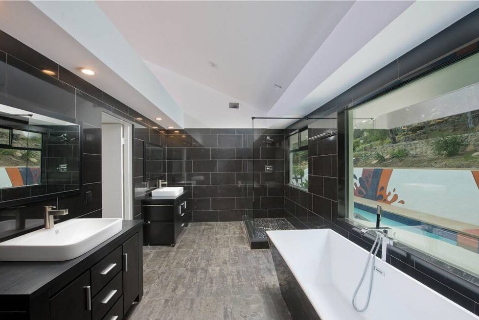 Bathroom of Blueface area
