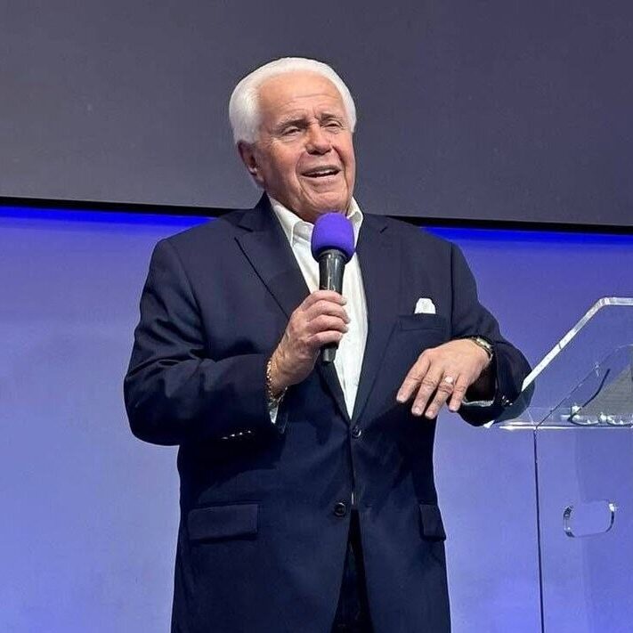 Jesse Duplantis image on stage
