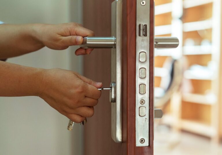 High Security Custom Lock Installation: What Property Owners Should Know one-hand-is-using-aey-to-operate-the-key-cylinder-which-likely-engages-the-locking-mechanism-the-other-hand-is-holding-the-lever-hand